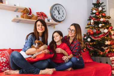 Noel 'i evde kutlarken iki güzel kadın ve küçük kız.