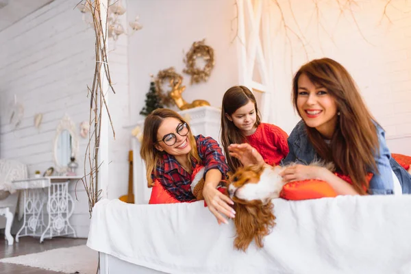 크리스마스 침대에 아름다운두 여성과 — 스톡 사진