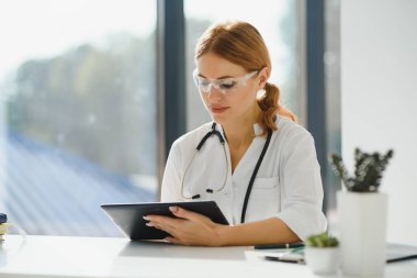 Tablet bilgisayar kullanan kadın doktor