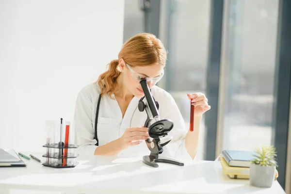 Doctora Mujer Trabajando Microscopio Científica Mirando Través Microscopio Laboratorio Estudiante — Foto de Stock