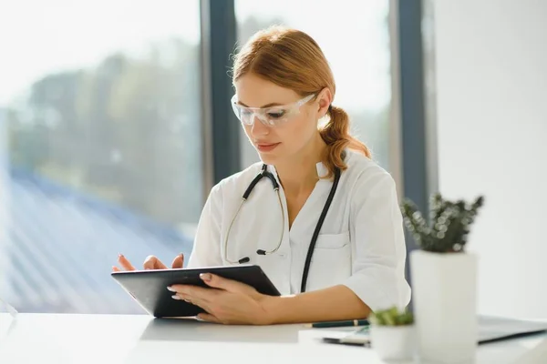 Médico Femenino Que Usa Tableta Hospital — Foto de Stock