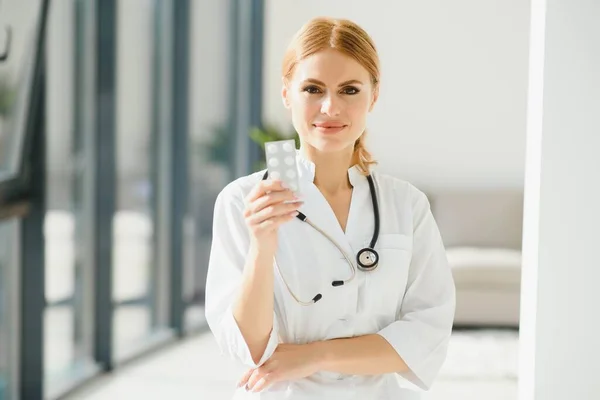 Retrato Una Joven Doctora Con Una Bata Blanca Pie Hospital — Foto de Stock
