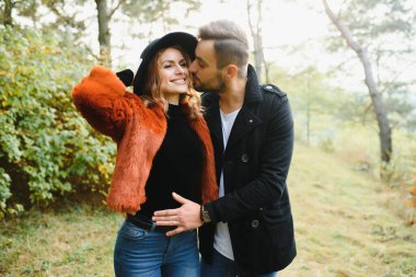 Romantik genç çift parkta dinleniyor.