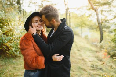 Romantik genç çift parkta dinleniyor.