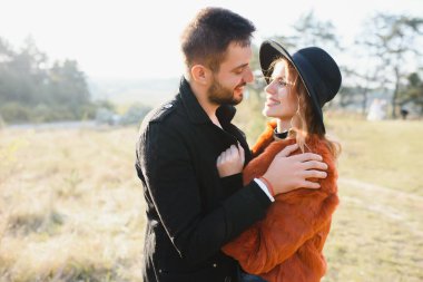 Romantik genç çift parkta dinleniyor.