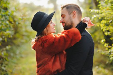 Romantik genç çift parkta dinleniyor.