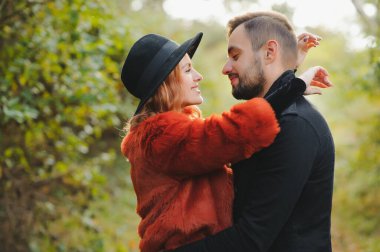Sonbaharda açık havada aşık mutlu bir çift.