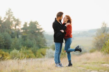 Parkta aşık mutlu genç bir çift.