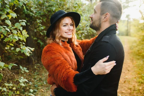 Romantisch Jong Paar Liefde Ontspannen Buiten Het Park — Stockfoto