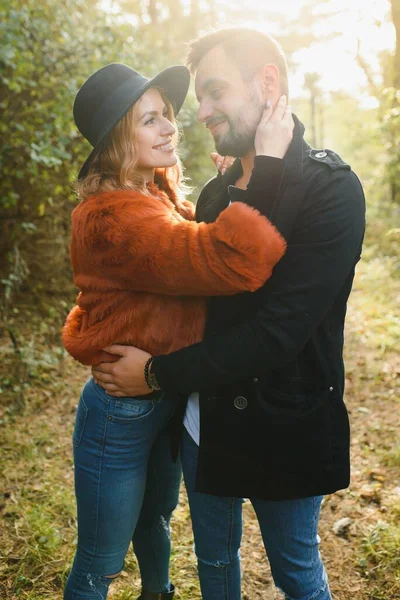 Romantique Jeune Couple Amoureux Détendre Plein Air Dans Parc — Photo