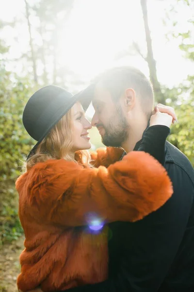 Feliz Jovem Casal Apaixonado Parque — Fotografia de Stock