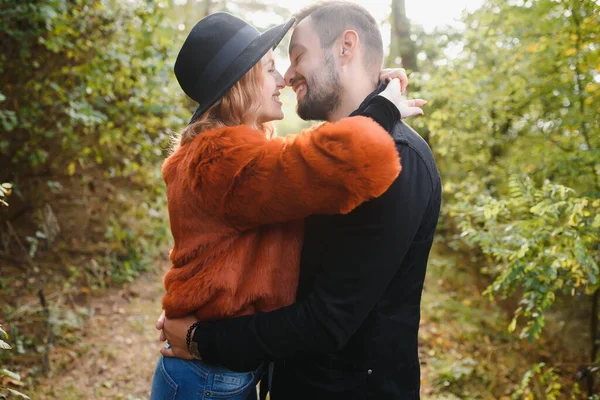 Beijar Jovem Casal Apaixonado Parque Outono — Fotografia de Stock