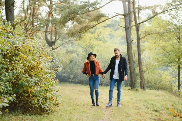 Romantique Jeune Couple Amoureux Détendre Plein Air Dans Parc — Photo