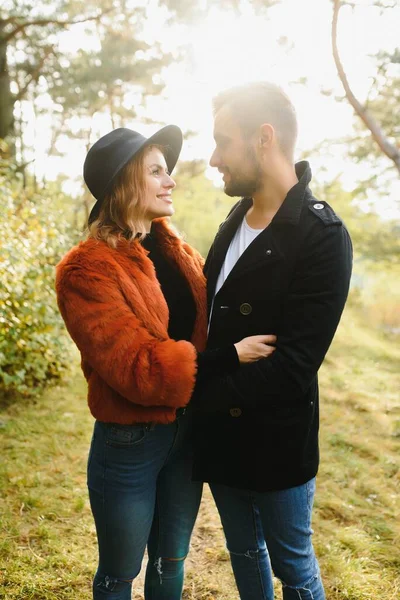 Casal Gentil Elegante Estão Tendo Passeio Parque Outono — Fotografia de Stock