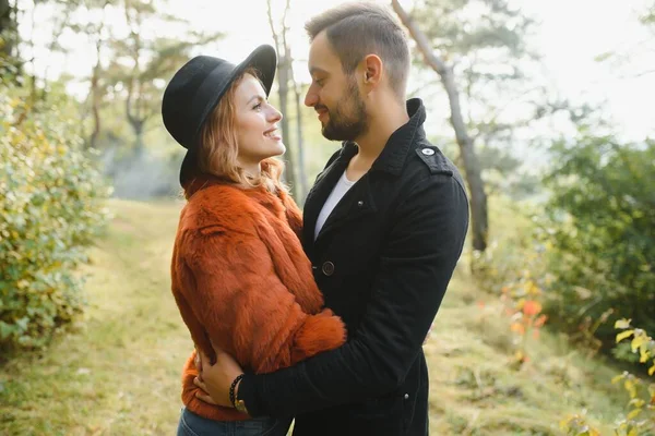 Feliz Jovem Casal Apaixonado Livre Outono — Fotografia de Stock