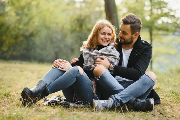 Couple Amoureux Assis Sur Des Feuilles Tombées Automne Dans Parc — Photo