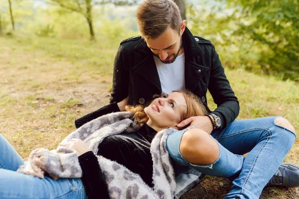 Gelukkig Jong Paar Liefde Outdoor Herfst — Stockfoto