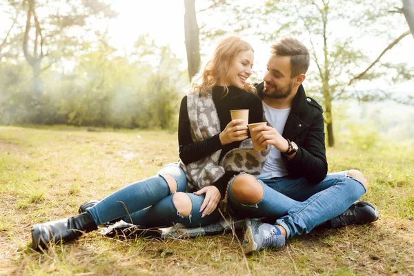 快乐的年轻夫妇在公园谈恋爱 — 图库照片