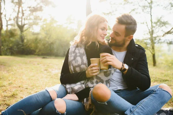 Feliz Jovem Casal Apaixonado Parque — Fotografia de Stock