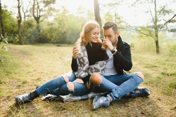 Закохана Пара Сидить Осінньому Опалому Листі Парку Насолоджуючись Прекрасним Осіннім — стокове фото