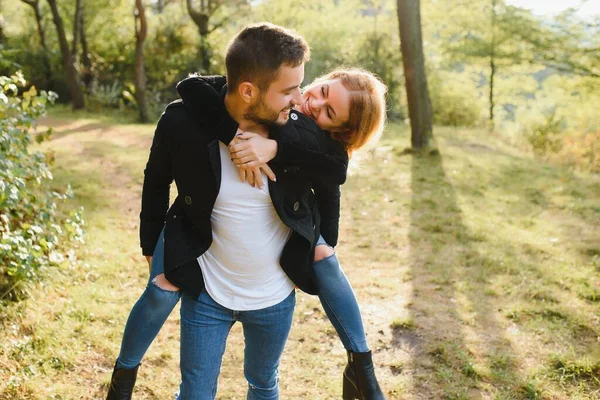 Liebe Beziehung Familie Und Menschen Lächelndes Paar Hat Spaß Herbstpark — Stockfoto