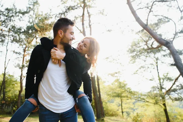 Liebe Beziehung Familie Und Menschen Lächelndes Paar Hat Spaß Herbstpark — Stockfoto