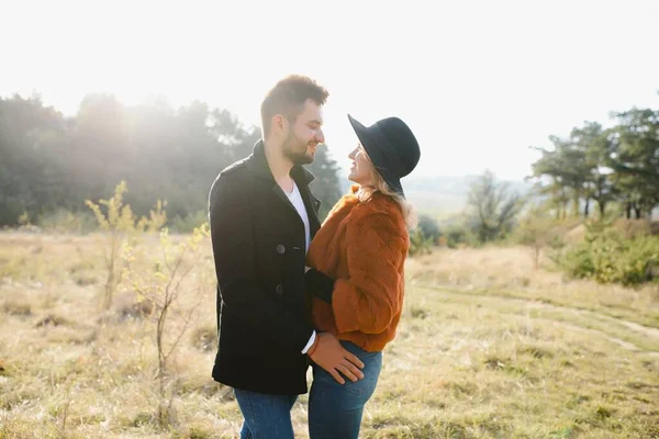 Romántica Pareja Joven Enamorada Relajándose Aire Libre Parque — Foto de Stock