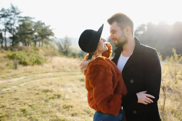 Feliz Joven Pareja Enamorada Parque —  Fotos de Stock