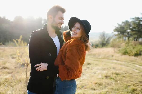 Amor Relación Familia Estación Concepto Personas Pareja Sonriente Abrazándose Sobre —  Fotos de Stock