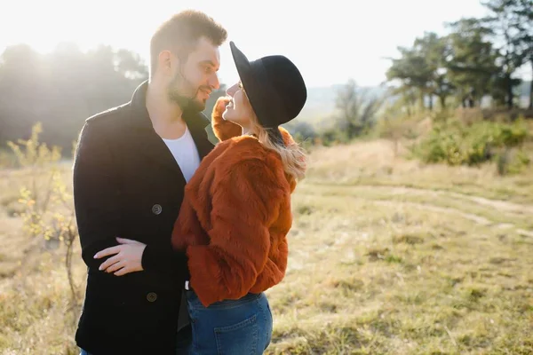 Amor Relacionamento Família Estação Conceito Pessoas Casal Sorridente Abraçando Sobre — Fotografia de Stock