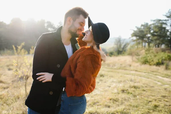 Amor Relacionamento Família Estação Conceito Pessoas Casal Sorridente Abraçando Sobre — Fotografia de Stock