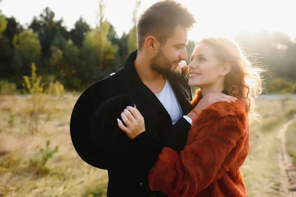 Pasangan Muda Yang Bahagia Jatuh Cinta Luar Ruangan Musim Gugur — Stok Foto