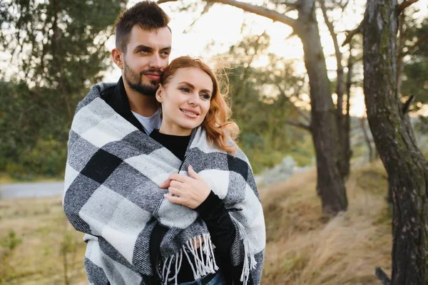 Jovem Casal Romântico Apaixonado Abraço Suave Aquecer Com Uma Xadrez — Fotografia de Stock