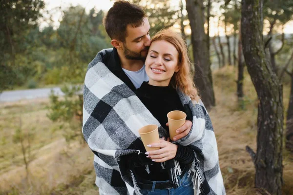 Amor Relacionamento Família Estação Conceito Pessoas Casal Sorridente Abraçando Sobre — Fotografia de Stock