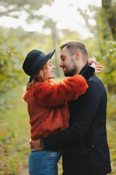 Amor Relacionamento Família Estação Conceito Pessoas Casal Sorridente Abraçando Sobre — Fotografia de Stock
