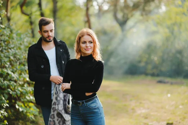 Heureux Jeune Couple Amoureux Plein Air Automne — Photo