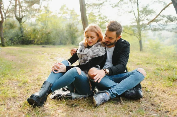 Embrasser Jeune Couple Amoureux Dans Parc Automne — Photo