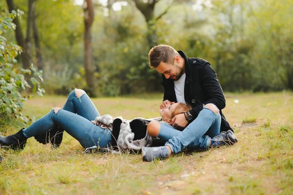 Romantiskt Ungt Par Älskar Att Koppla Utomhus Parken — Stockfoto