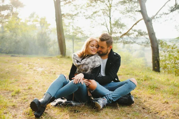 Amor Relacionamento Família Estação Conceito Pessoas Casal Sorridente Abraçando Sobre — Fotografia de Stock