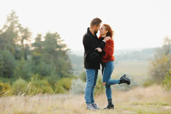 Glückliches Junges Verliebtes Paar Herbst Freien — Stockfoto