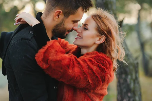 人の概念 秋の自然を背景に抱きしめる笑顔のカップル — ストック写真