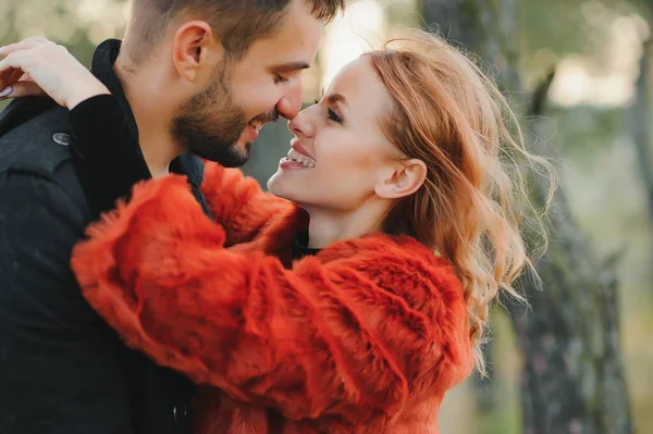 Feliz Joven Pareja Enamorada Parque —  Fotos de Stock