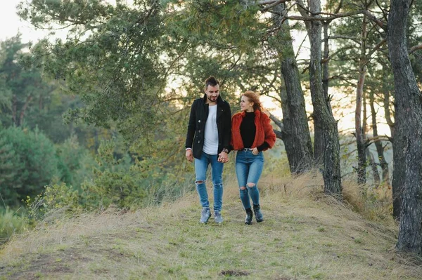 Los Amantes Caminar Mano Parque Otoño —  Fotos de Stock