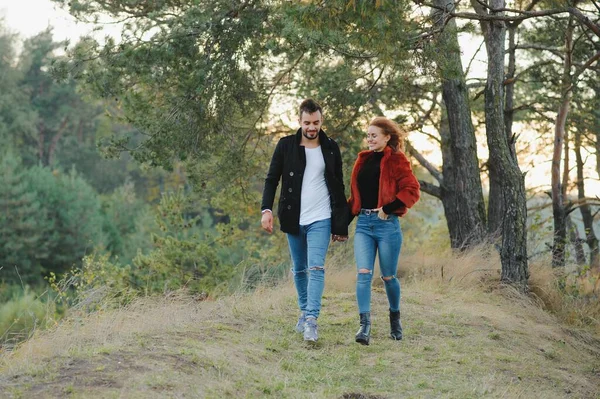 Feliz Joven Pareja Enamorada Parque — Foto de Stock