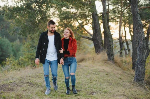 Les Amoureux Marchent Main Dans Main Dans Parc Automne — Photo