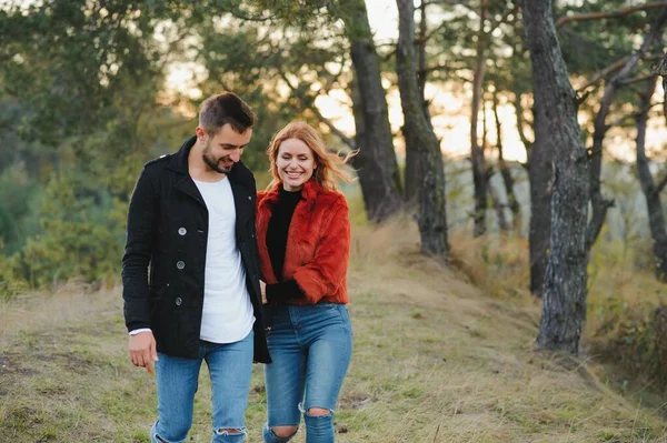 Feliz Joven Pareja Enamorada Parque — Foto de Stock