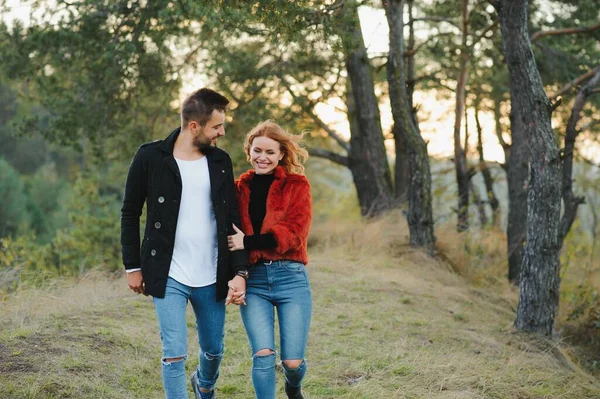 Lyckligt Ungt Par Förälskade Utomhus Hösten — Stockfoto