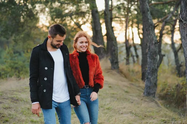 Romantiskt Ungt Par Älskar Att Koppla Utomhus Parken — Stockfoto