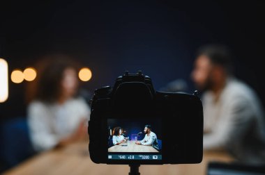 Profesyonel bir stüdyoda iki içerikli yaratıcıyla dijital kamera kaydı röportajı çevrimiçi seyircileri için ilgi çekici bir içerik yaratıyor.