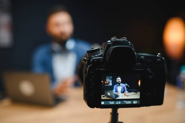 Video blogcusu, stüdyoda profesyonel bir kamera kullanarak çevrimiçi izleyicileri için ilgi çekici bir içerik yaratıyor.